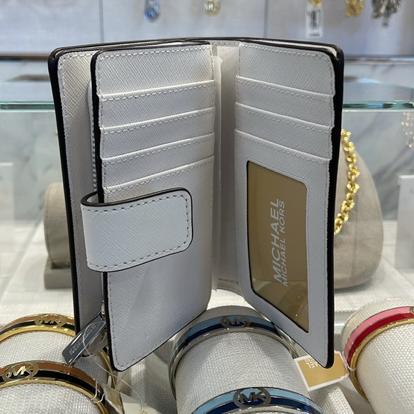 Michael Kors Medium Saffiano Leather Bifold Wallet
Optic White
NWT - Picture 7 of 16